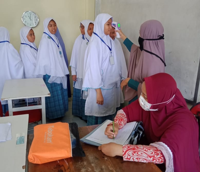 Cegah Corona, SMP-SMA Ar-Rohmah Putri Gelar Pemeriksaan Suhu Tubuh